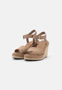 Calvin Klein WEDGE  - Sandalen met plateauzool - safari