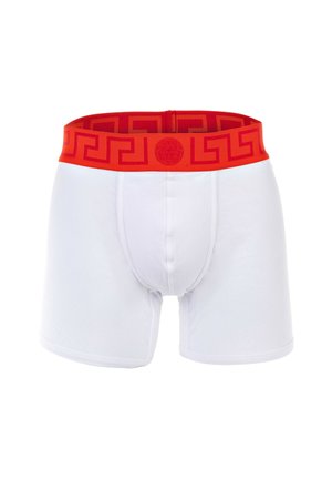 Weiße Boxershorts mit einem roten elastischen Bund, der mit einem geometrischen Muster und Logodetails verziert ist. Glattes Material, figurbetontes Design.