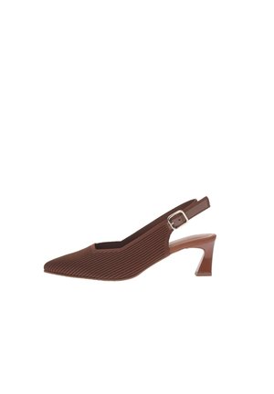 Décolleté slingback marrone lavorata a maglia con punta appuntita, tacco basso a blocco e cinturino regolabile con fibbia argentata.