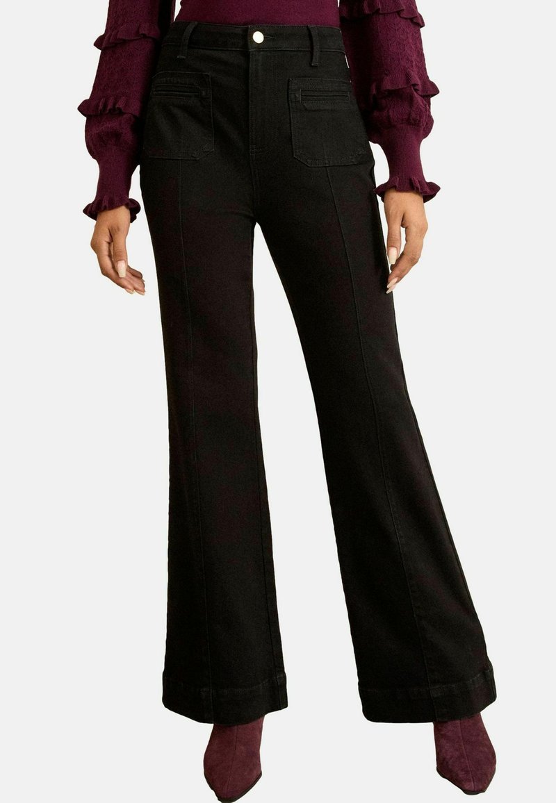 Črne visoke jeans hlače širokih nogavic, izdelane iz denima. Imajo sprednje in zadnje žepke, elegantne šive ter rahlo sijoč videz.