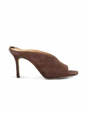 Scarpa mule in camoscio marrone con punta aperta, tacco alto e sottile e cinturino posteriore basso, mostrata di profilo su sfondo bianco.