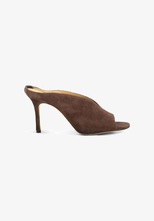 Mule en daim marron à bout ouvert avec un talon haut et fin et une bride basse à l’arrière, vue de profil sur fond blanc.