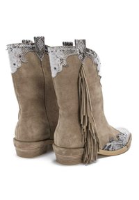 Semišové kotníkové boty v taupe s dekorativním límcem se stříbrným vzorem, třásněmi a výrazným šitím na špičce.