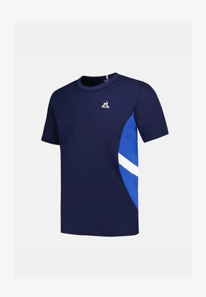 Camiseta azul marino de manga corta, con paneles laterales curvados en azul y blanco y un pequeño logo en el pecho. Cuello redondo clásico.