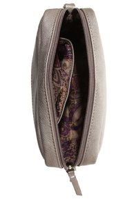 Funda de cuero metálico beige con cierre de cremallera. En el interior presenta un colorido patrón paisley en tonos púrpura y dorado.