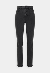 Jeans de ganga pretos de cintura alta com fechamento de cinco botões, corte ajustado e bolsos padrão. O tecido tem uma textura lisa e ligeiramente desgastada.