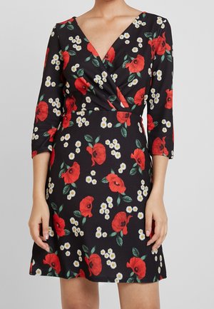 Robe noire avec un décolleté en V, manches 3/4, ornée d'un imprimé floral de coquelicots rouges et de marguerites blanches, fabriquée en tissu lisse avec une silhouette ajustée.