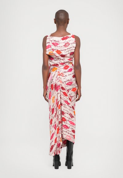 Rochie maxi dintr-un material ușor, prezentând un model repetitiv de amprente colorate de buze și text scris de mână în negru. Detalii cu drapaj pe spate.