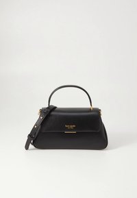 Zwarte leren handtas met een gestructureerde vorm, bovenhandgreep en afneembare schouderriem. Voorzien van gouden beslag en logodetails.