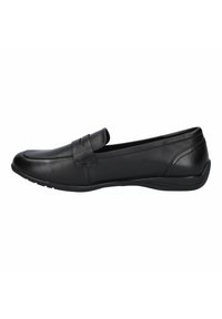 Mocasines negros de cuero suave con punta redondeada y una correa decorativa en la parte delantera. Suela de goma para tracción.