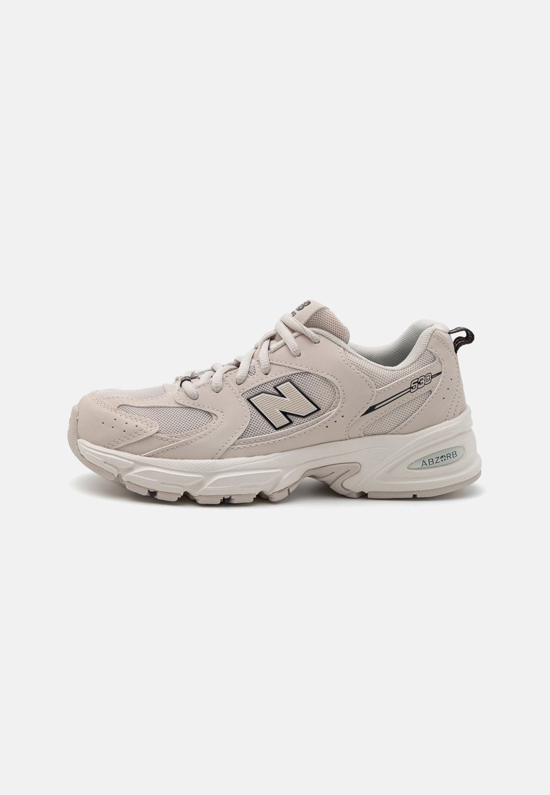 Baskets New Balance 550 en beige clair avec tige en mesh et en daim, bout arrondi, accents gris et logo noir sur le côté. Dotées d'un col rembourré.