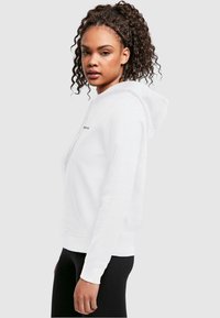 Merchcode BREAK THE RULES BASIC - Kapuutsiga pusa - white