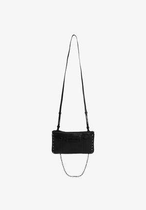 Sac à bandoulière en cuir noir avec une forme rectangulaire plate, mettant en avant des accents cloutés, un détail en chaîne et une bandoulière amovible.