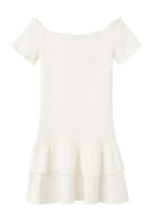 Rochie albă cu umerii goi, mâneci scurte, material texturat pe corset și tiv cu volane suprapuse.