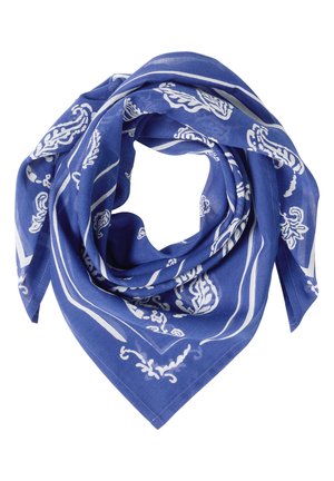 Niebieska bawełniana bandana z białymi wzorami paisley i kwiatowymi, złożona i luźno ułożona w kształt trójkąta na białym tle.