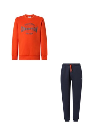 Sudadera naranja de manga larga con texto "Champion New York" en azul marino y pantalones deportivos azul marino con cordón naranja y puños elásticos.