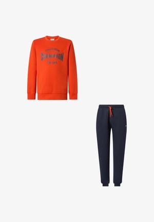 Sweat-shirt orange à manches longues avec le texte "Champion New York" en bleu marine et un pantalon de survêtement bleu marine avec cordon orange et poignets élastiques.