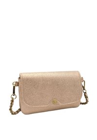 Pochette en rose gold métallisé avec une finition texturée, rabat arrondi, quincaillerie dorée et une bandoulière enchaînée. Dotée d'un fermoir à l'avant.