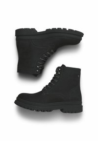 Botas negras hasta el tobillo, hechas de suave ante, con una suela de goma resistente, parte frontal con cordones y ojetes de metal, y diseño de punta redonda.