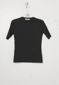 Svart kortärmad t-shirt med rund halsringning, som har en slät yta och en etikett på baksidan med varumärket "IVY OAK."