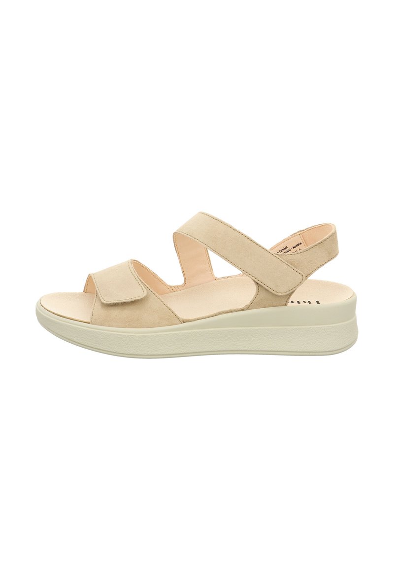 Beige Wildledersandale mit zwei verstellbaren Riemen, offenes Zehendesign und einer weißen gepolsterten Plattformsohle. Keine sichtbaren Beschläge.