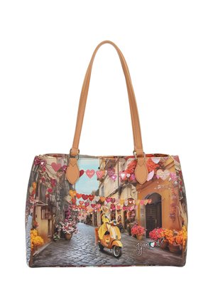 Borsa con manici color cuoio che presenta una scena di una strada acciottolata, una donna su uno scooter giallo, decorazioni a forma di cuore sospese e vasi di fiori colorati.
