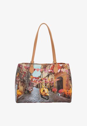 Borsa con manici color cuoio che presenta una scena di una strada acciottolata, una donna su uno scooter giallo, decorazioni a forma di cuore sospese e vasi di fiori colorati.