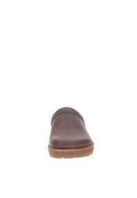 Scarpa in pelle marrone senza lacci con punta arrotondata, dettagli cuciti e suola in sughero testurizzata. Design minimalista senza hardware visibile.