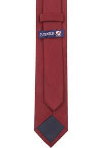 Rode textuur das met een puntige onderkant, voorzien van een donkerblauwe accent en een "Suitable" label in witte tekst.