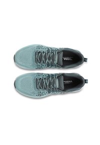 Scarpe da ginnastica color teal con tomaia in rete, design testurizzato e dettagli neri. Presentano una chiusura con lacci e un pull tab sul tallone.