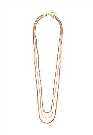 Długi warstwowy naszyjnik z czerwonymi i złotymi koralikami, z małymi złotymi rurkami równomiernie rozmieszczonymi na nitkach oraz złotym zapięciem.