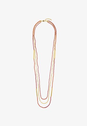 Długi warstwowy naszyjnik z czerwonymi i złotymi koralikami, z małymi złotymi rurkami równomiernie rozmieszczonymi na nitkach oraz złotym zapięciem.