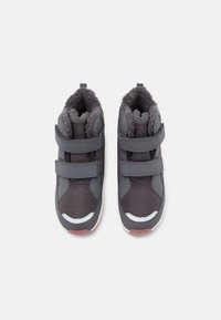 Sneakers alte grigie con tomaia in tessuto, cinturini in velcro, fodera in pelliccia sintetica e accenti bianchi sulla suola e sulla punta.
