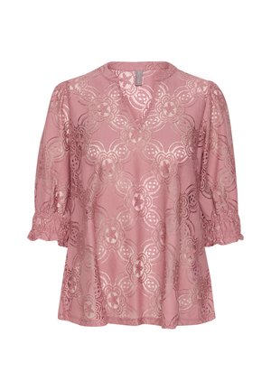 Blusa rosa in pizzo con scollatura a V, maniche a sbuffo, motivi floreali e delicate rifiniture arricciate, realizzata in tessuto trasparente e testurizzato.