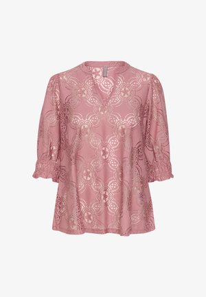Ružičasta čipkasta bluzica s V-izrezom, napuhanim rukavima, cvjetnim uzorcima i delikatnim nabranim manžetama, izrađena od prozirnog, teksturiranog materijala.