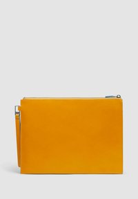 Borsa a spalla gialla in pelle con una texture liscia, forma rettangolare, chiusura con zip e tracolla removibile su un lato.