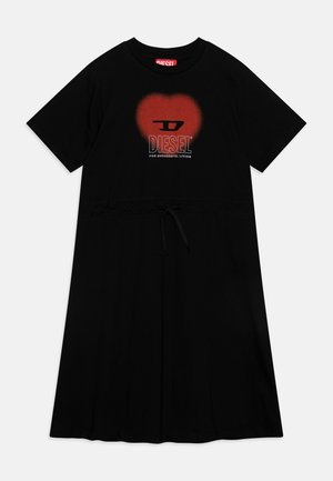 Czarna sukienka t-shirtowa z bawełny, z krótkimi rękawami, wiązaniem w talii i czerwoną grafiką serca z logo "DIESEL".