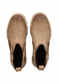 Botas de tobillo de ante marrón con paneles laterales elásticos, punteras redondeadas y suelas texturizadas. Cuentan con tiradores para facilitar el uso.