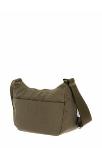 Borsa a spalla in tessuto verde oliva con zip superiore, forma curva, superficie testurizzata e tracolla regolabile a contrasto.