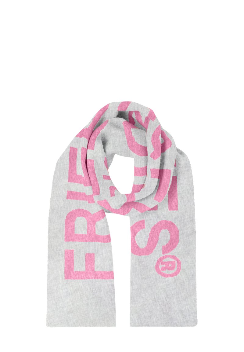 Grijze sjaal met grote roze letters. De stof is zacht en lichtgewicht. Het ontwerp heeft een casual, moderne esthetiek.