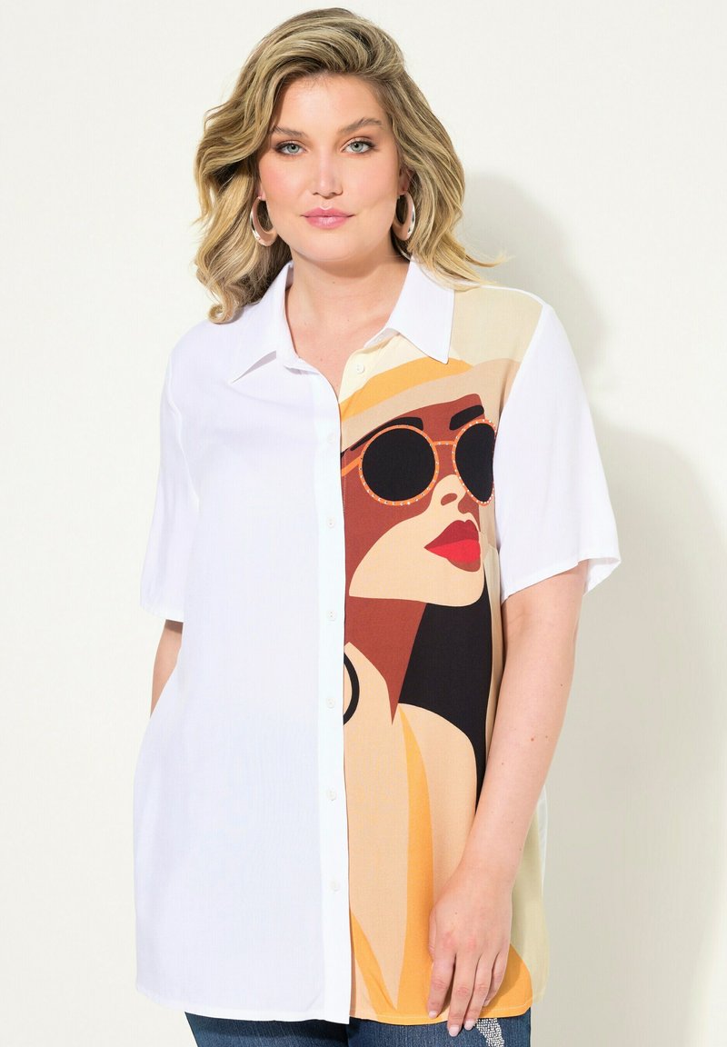 Chemise à manches courtes en tissu blanc, arborant un imprimé graphique d'une femme portant des lunettes de soleil. Design à boutonnière avec une texture lisse.