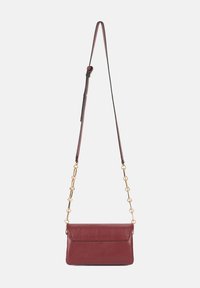 Burgunderfarbene Leder-Crossbody-Tasche mit goldenen Kettenakzenten, Klappenverschluss und verstellbarem Tragegurt. Strukturierte Oberfläche und elegantes Design.