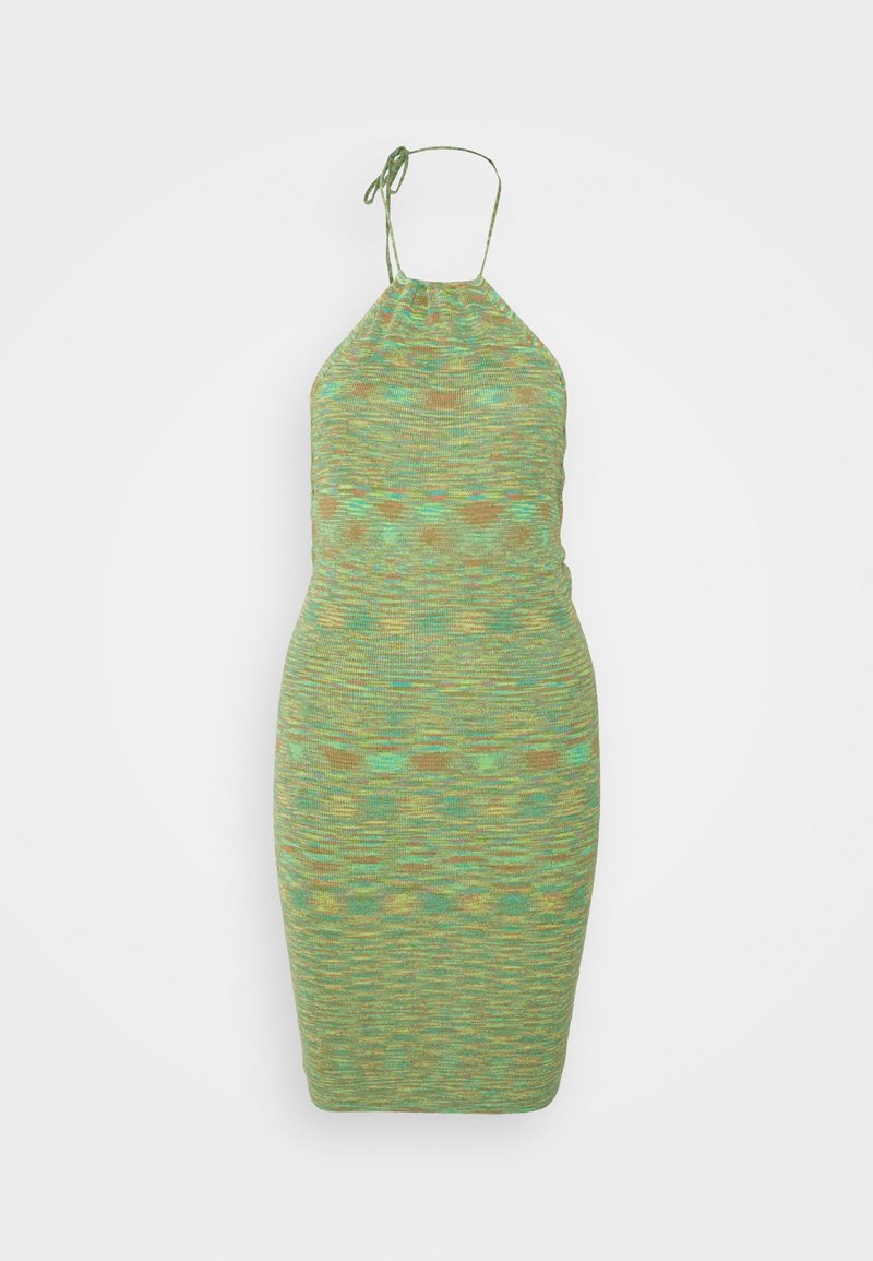 Robe dos-nu tricotée verte et marron avec bride ajustable et silhouette ajustée longueur genou sur fond blanc.