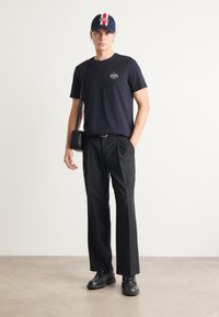 Tommy Hilfiger STACK TEE - T-shirt basic - desert sky