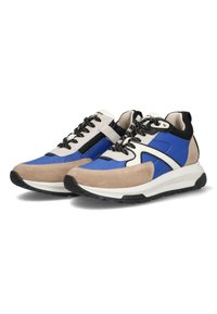 Baskets de sport bleues et beige en combinaison de daim et de maille, avec des lacets noirs et une accent zip sur le côté.