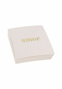 Scatola quadrata rosa con superficie liscia. La parola "Amor" è stampata in carattere dorato sulla parte superiore. Un sottile motivo testurizzato aggiunge dettagli lungo i bordi.