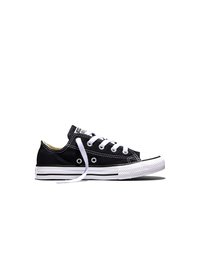 Czarny niskoprofilowy tenisówka z płóciennego materia łu z białą podeszwą i sznurowadłami, jedno sznurowadło rozwiązane, widok z boku na białym tle.