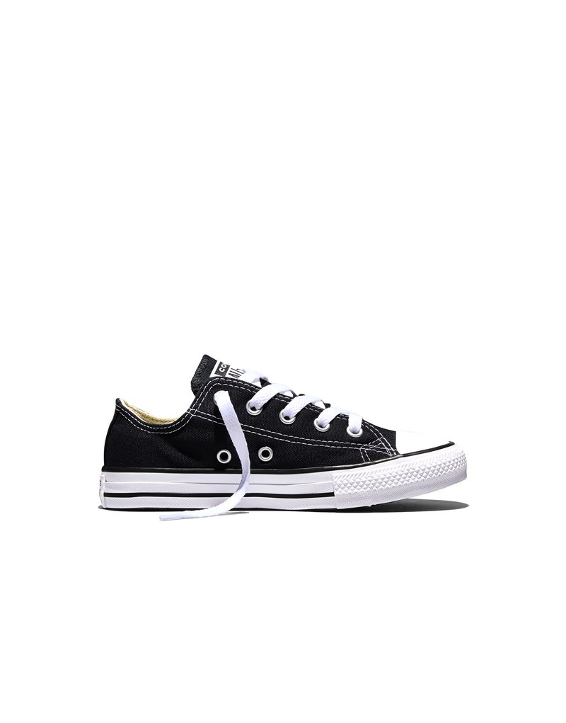 Czarny niskoprofilowy tenisówka z płóciennego materiału z białą podeszwą i sznurowadłami, jedno sznurowadło rozwiązane, widok z boku na białym tle.