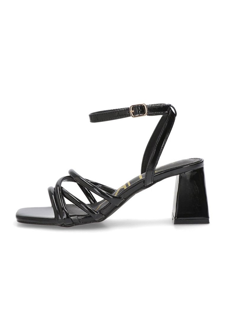 Sandalia de charol negro con tacón cuadrado, que presenta una correa en el tobillo y múltiples tiras entrecruzadas en la parte delantera. Textura suave.
