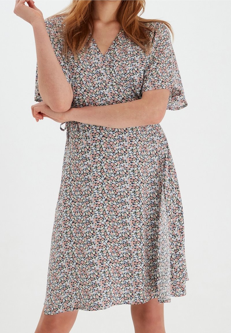 Vestido envolvente floral en tela ligera que presenta mangas cortas, un escote en forma de V y un patrón colorido con flores en tonos rosa, azul y blanco.